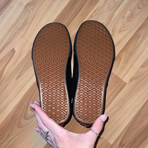 All black vans - Picture 3 of 4